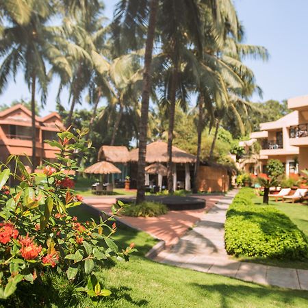 Whispering Palms Beach Resort Candolim Esterno foto