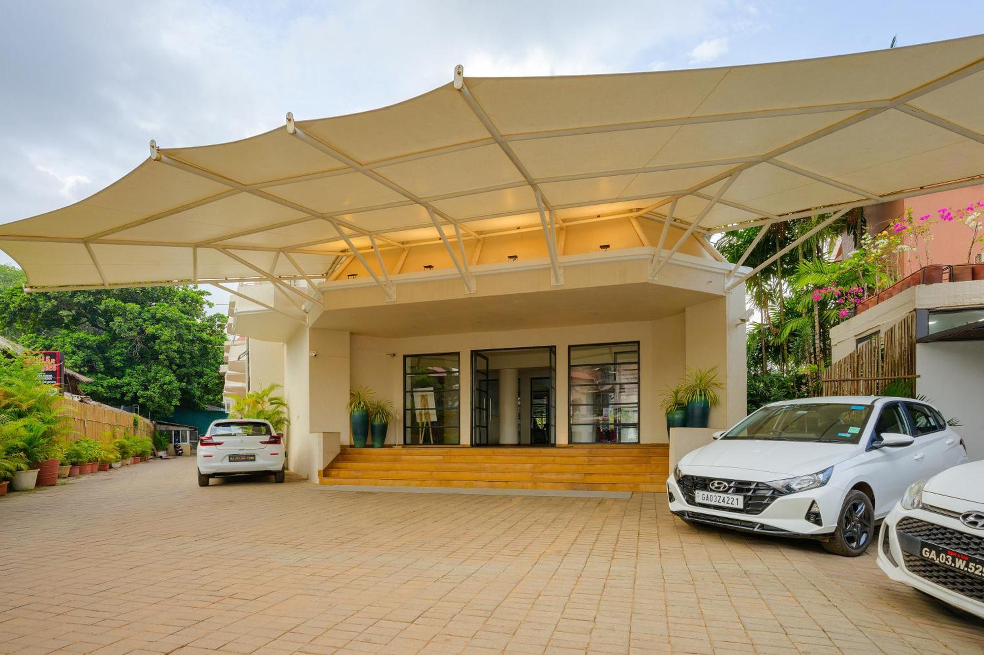 Whispering Palms Beach Resort Candolim Esterno foto
