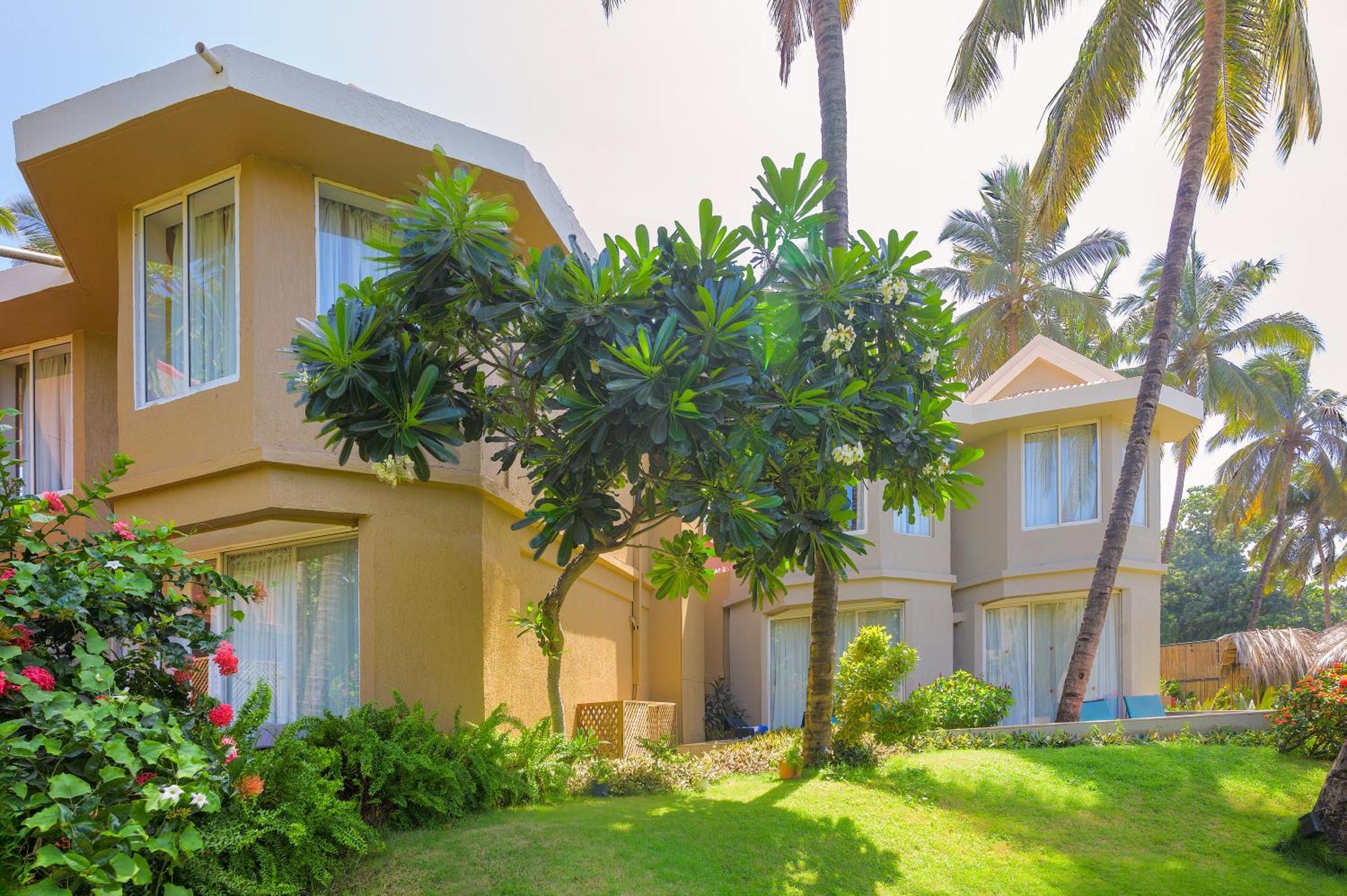Whispering Palms Beach Resort Candolim Esterno foto