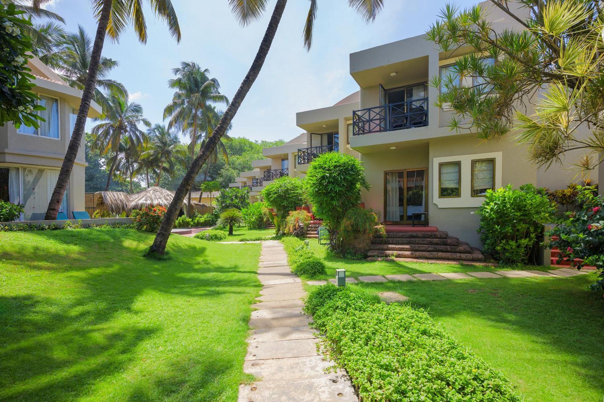 Whispering Palms Beach Resort Candolim Esterno foto