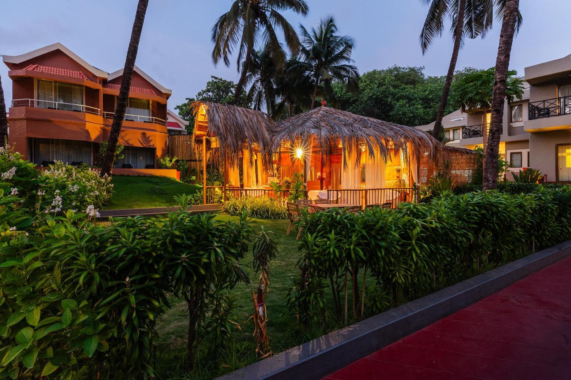 Whispering Palms Beach Resort Candolim Esterno foto