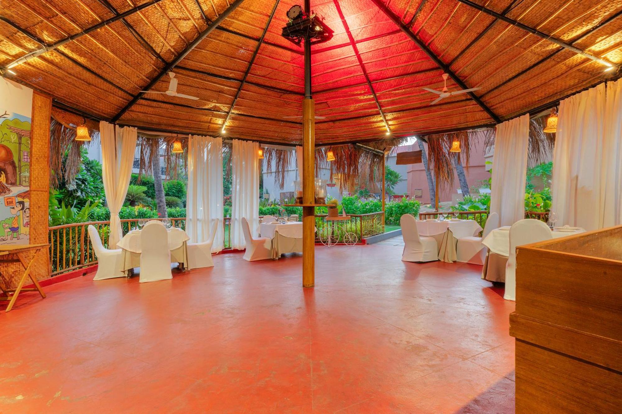 Whispering Palms Beach Resort Candolim Esterno foto