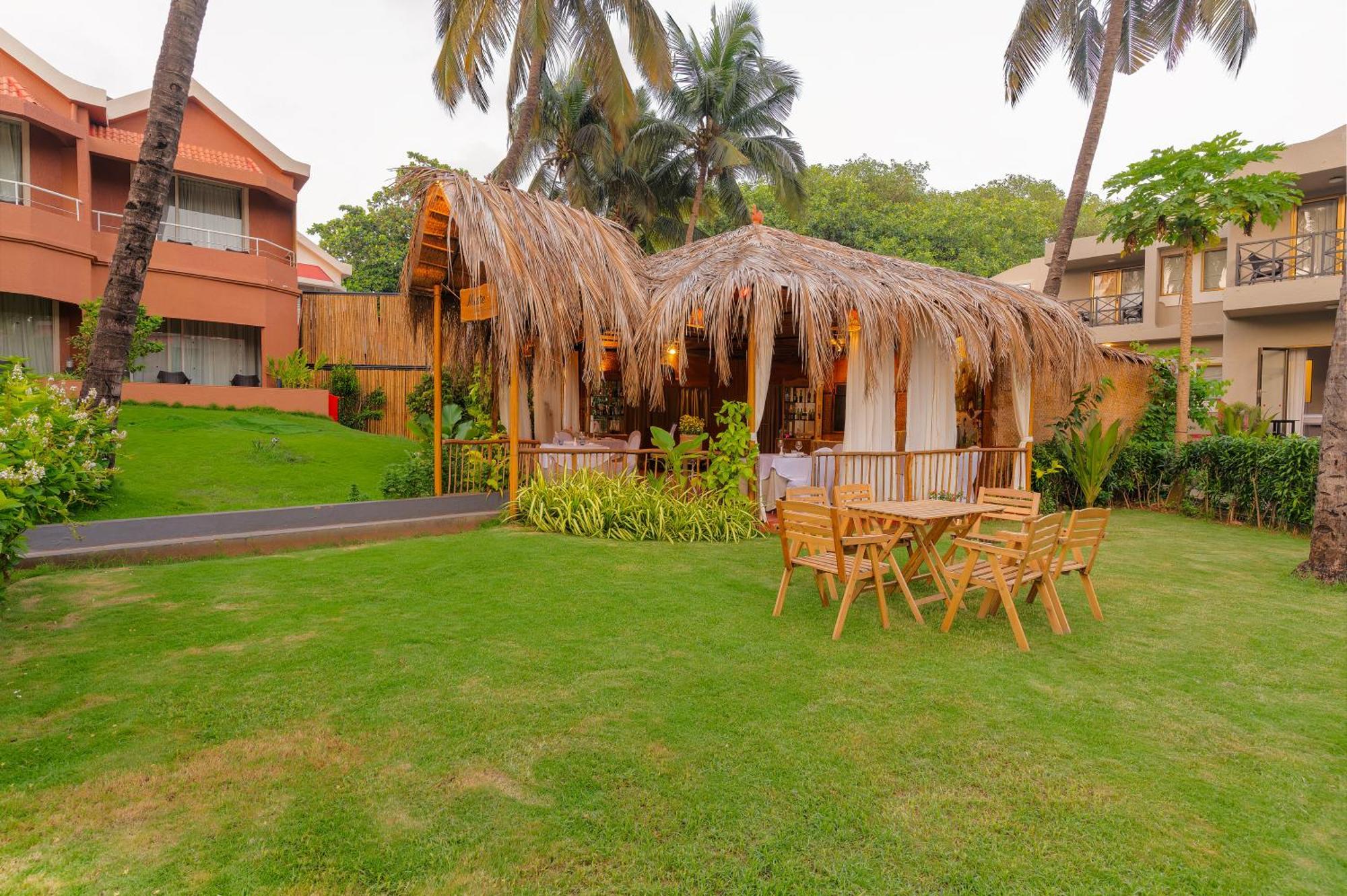 Whispering Palms Beach Resort Candolim Esterno foto