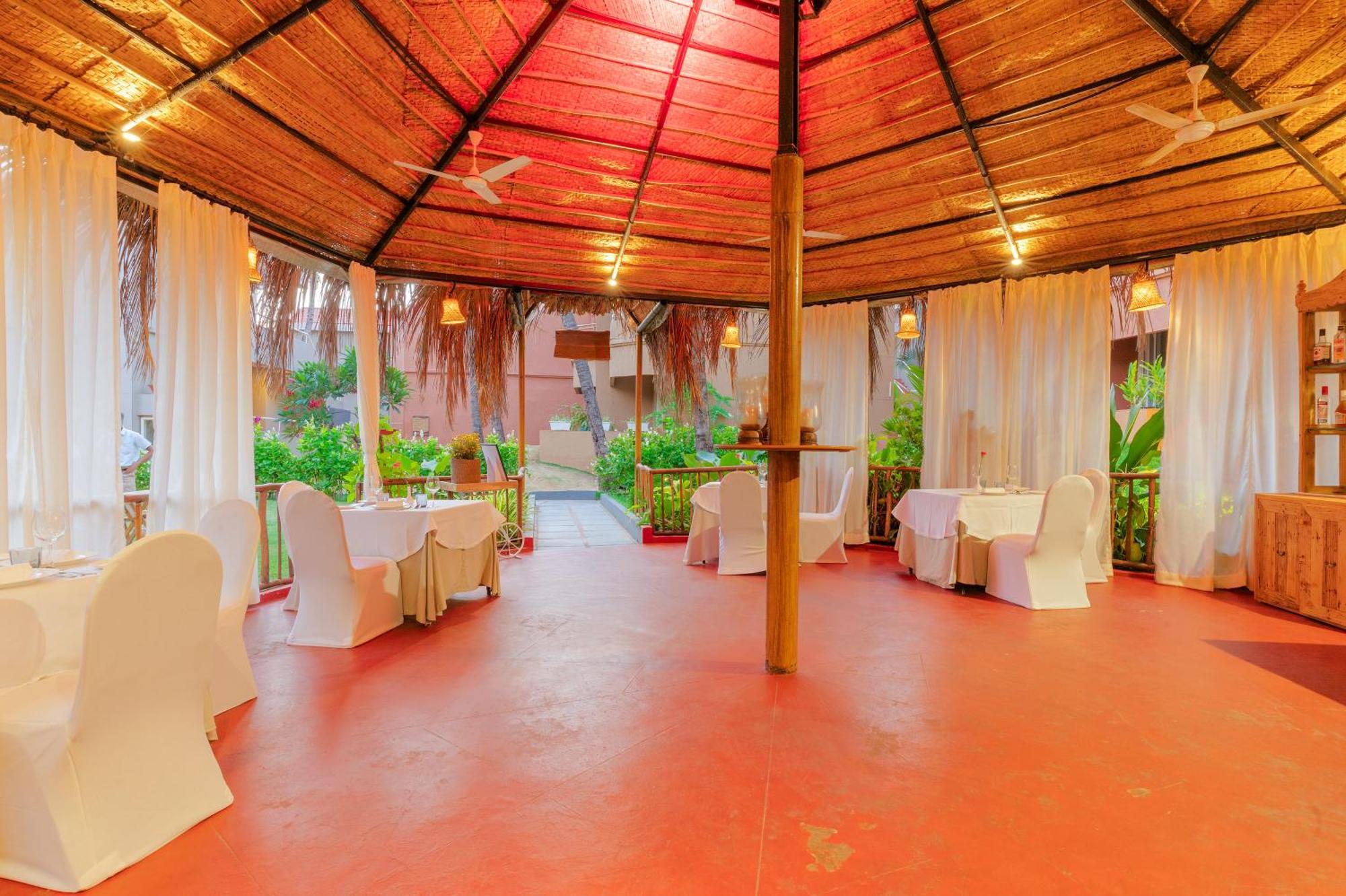 Whispering Palms Beach Resort Candolim Esterno foto