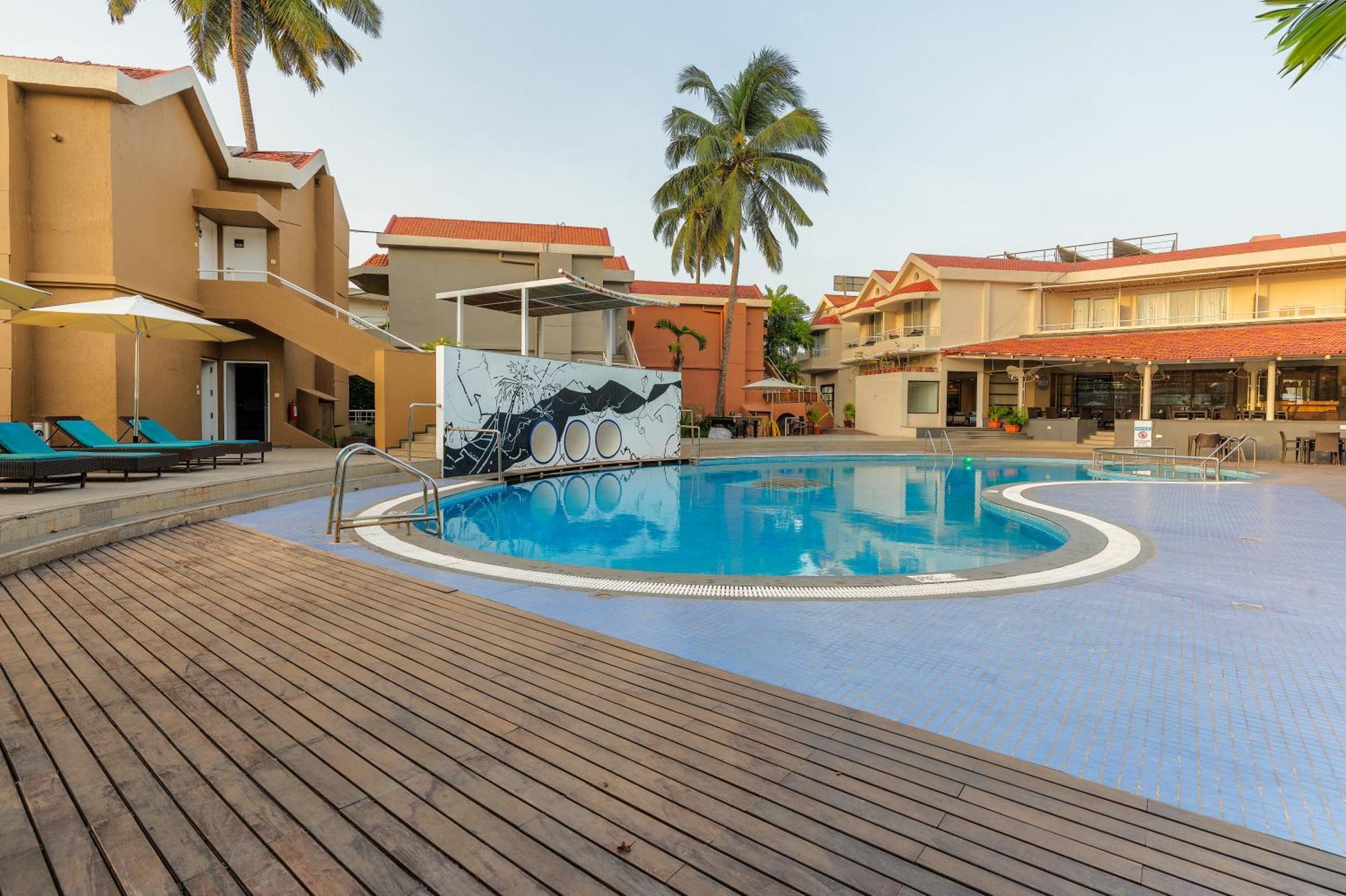 Whispering Palms Beach Resort Candolim Esterno foto