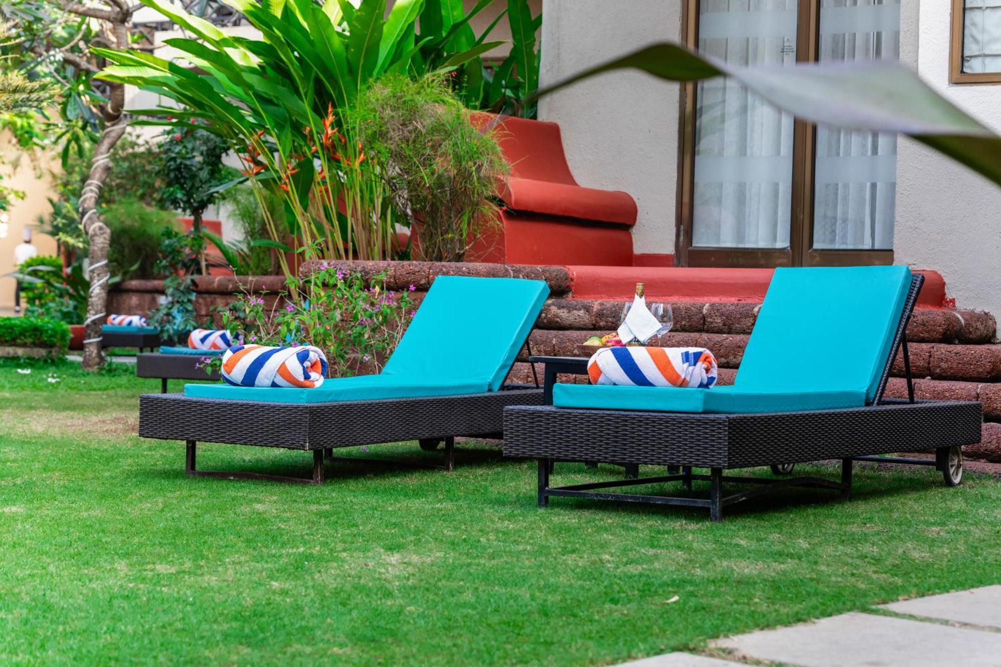 Whispering Palms Beach Resort Candolim Esterno foto