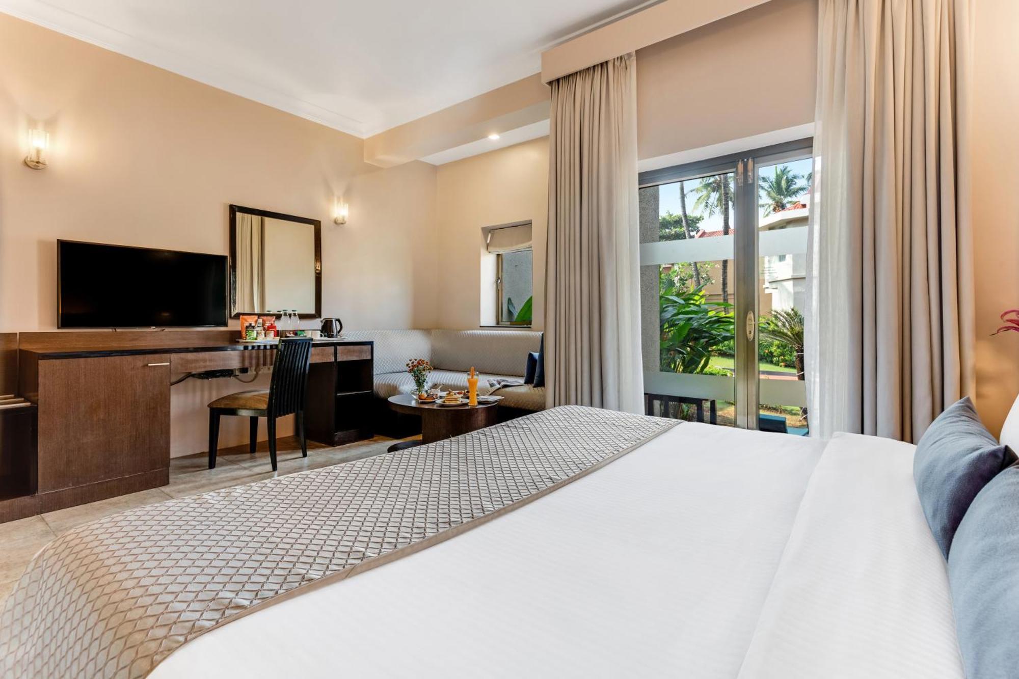 Whispering Palms Beach Resort Candolim Esterno foto