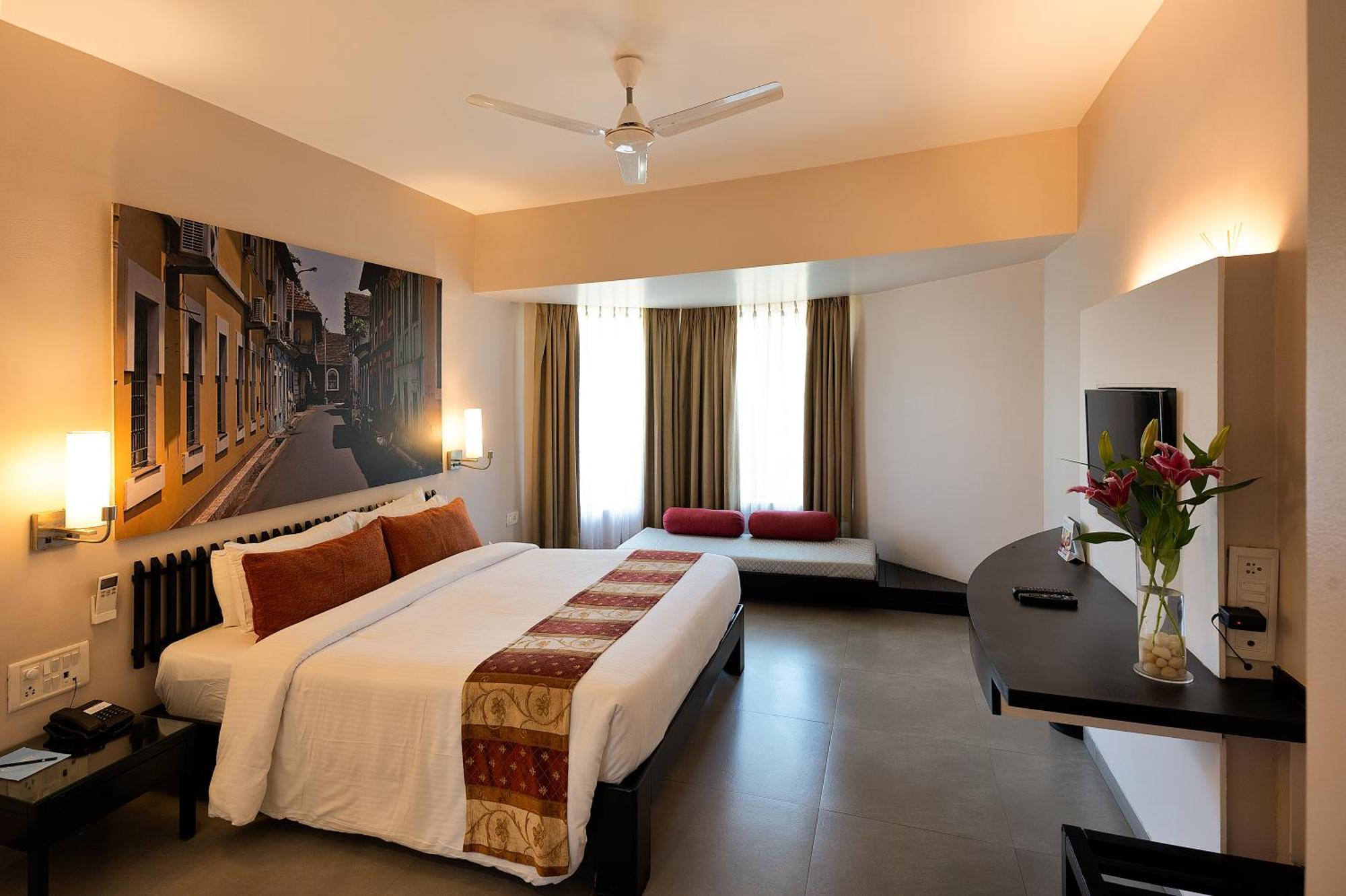 Whispering Palms Beach Resort Candolim Esterno foto