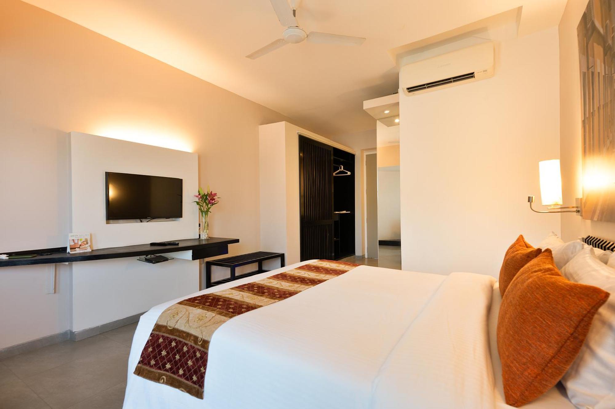 Whispering Palms Beach Resort Candolim Esterno foto