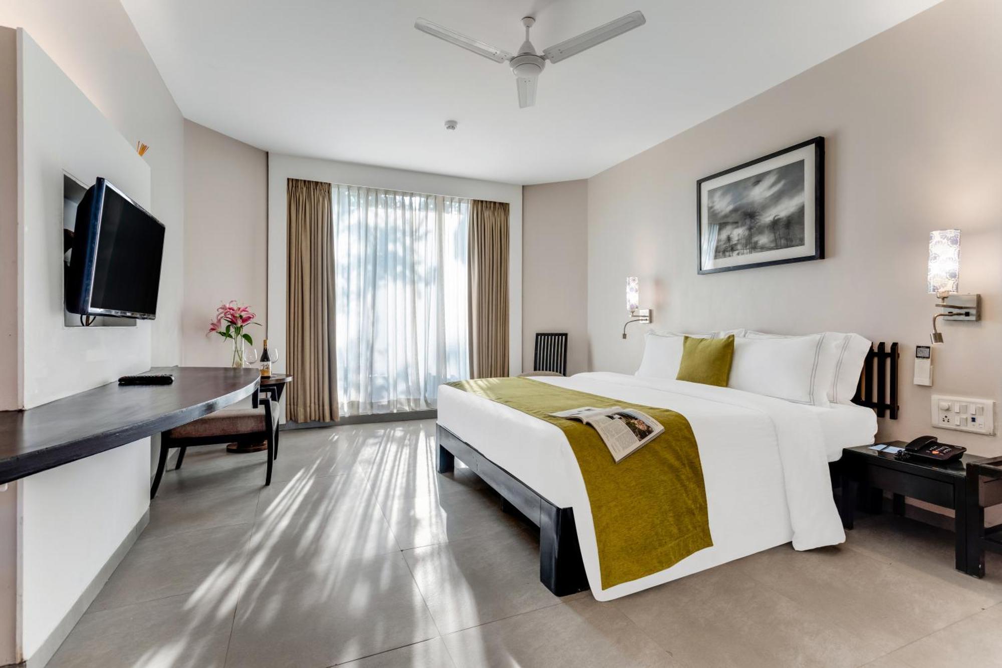 Whispering Palms Beach Resort Candolim Esterno foto