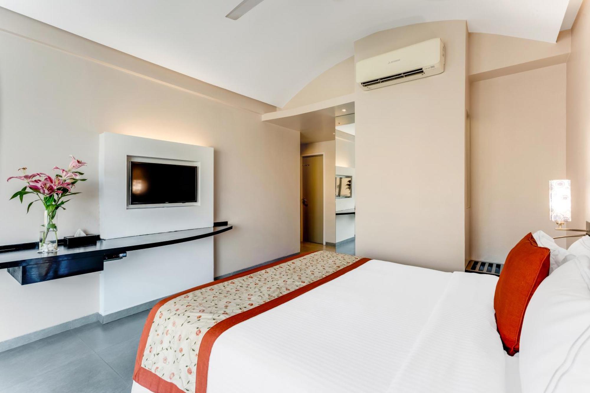 Whispering Palms Beach Resort Candolim Esterno foto