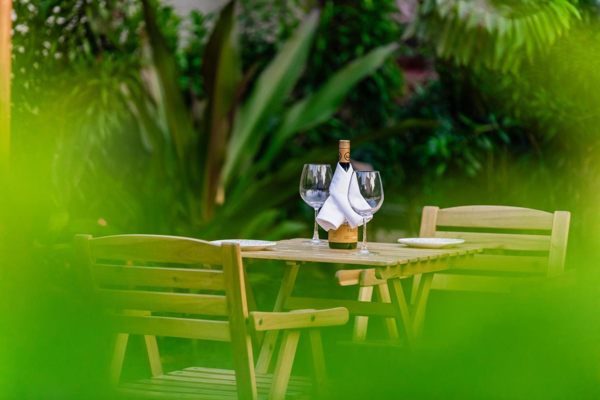 Whispering Palms Beach Resort Candolim Esterno foto