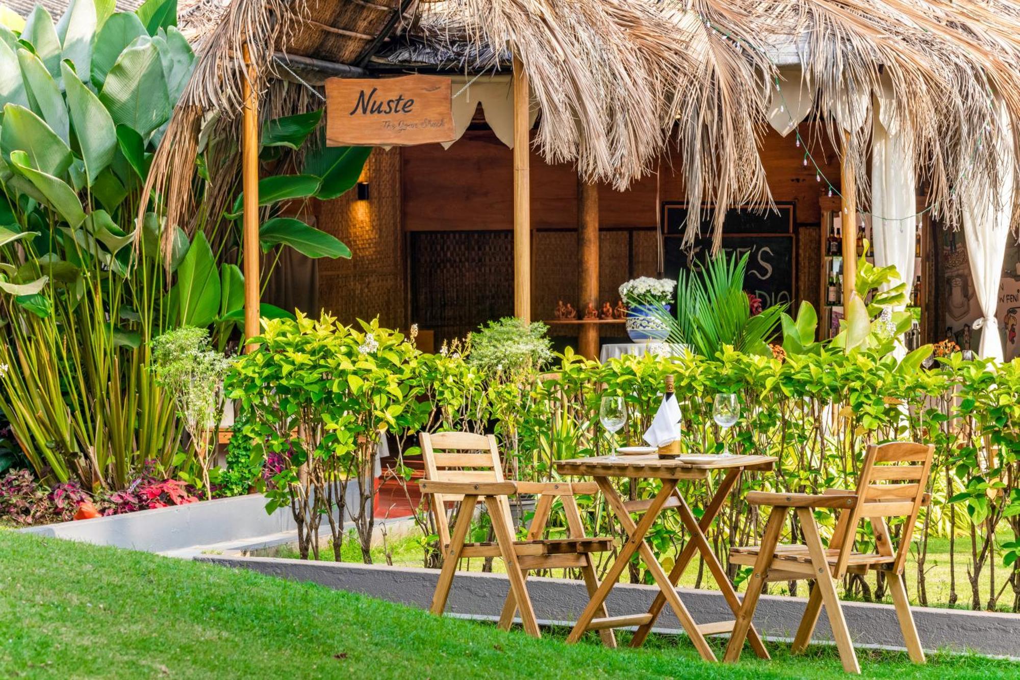 Whispering Palms Beach Resort Candolim Esterno foto