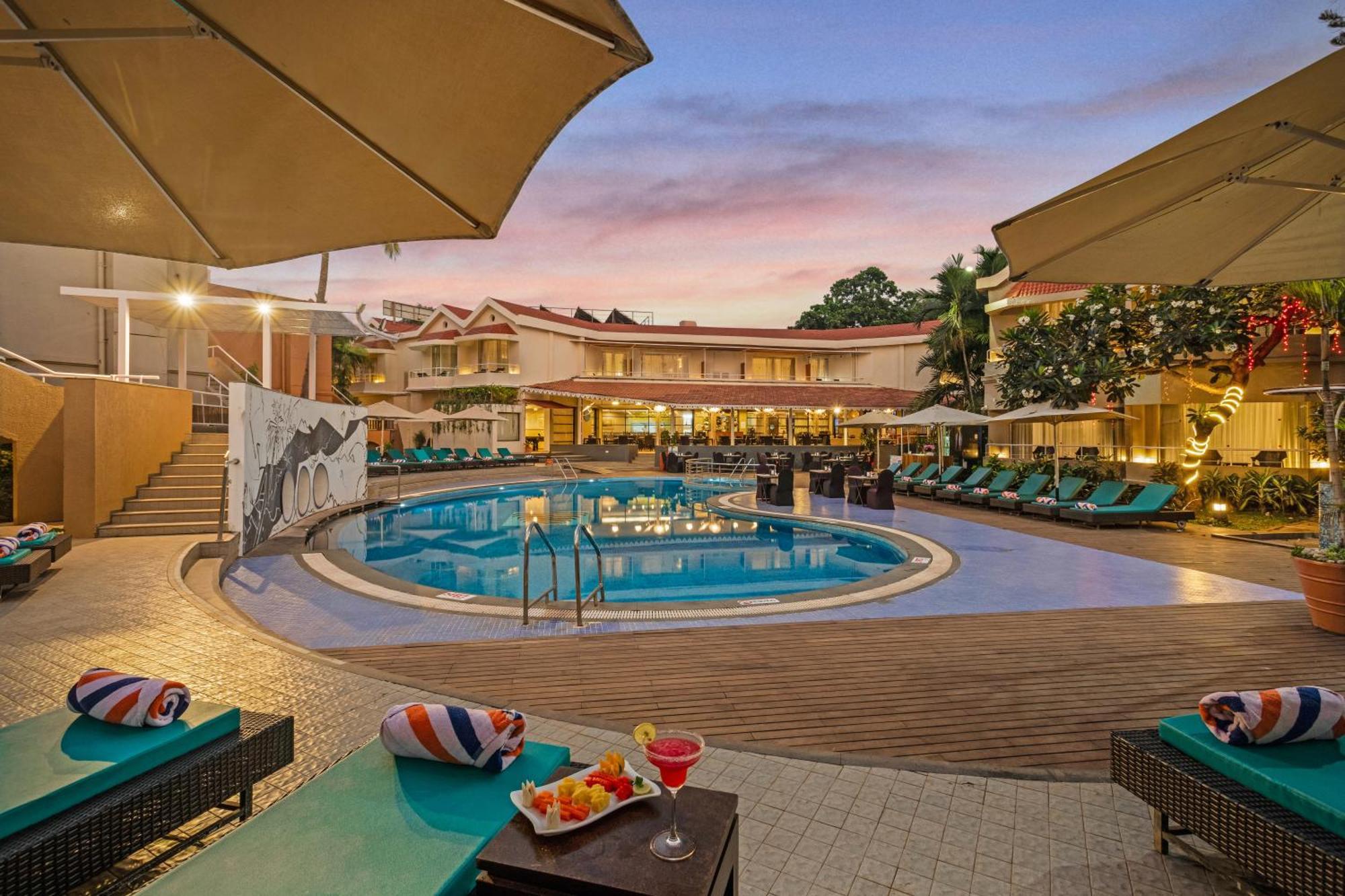 Whispering Palms Beach Resort Candolim Esterno foto