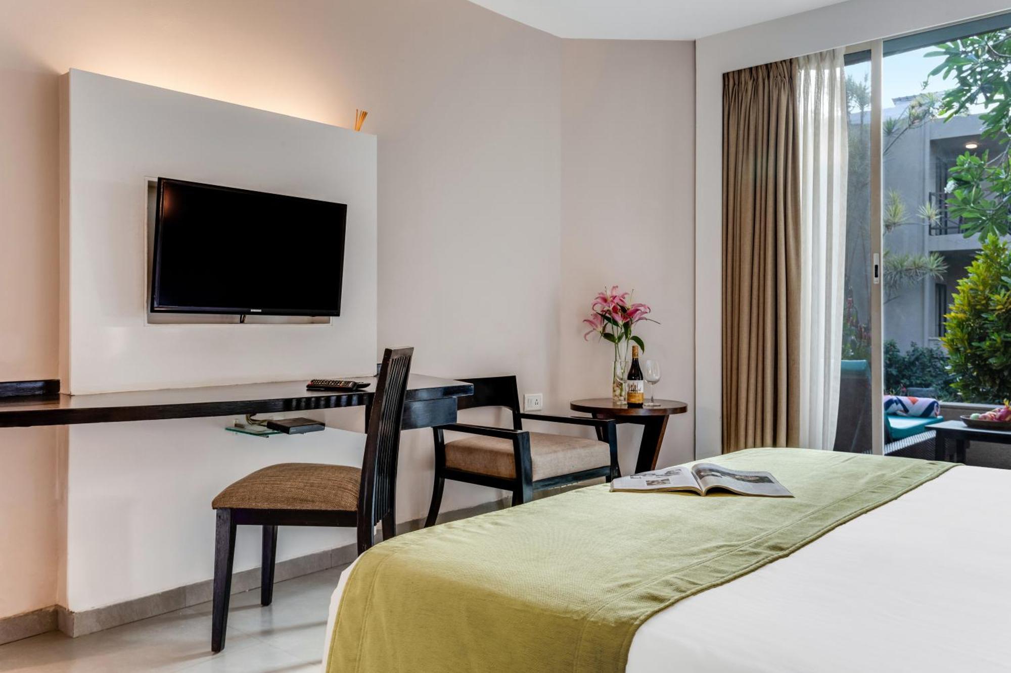 Whispering Palms Beach Resort Candolim Esterno foto